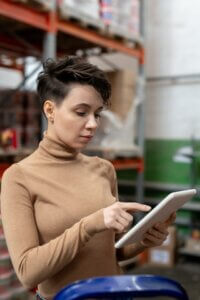 Trabajador con tablet