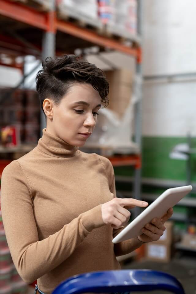 Trabajador con tablet